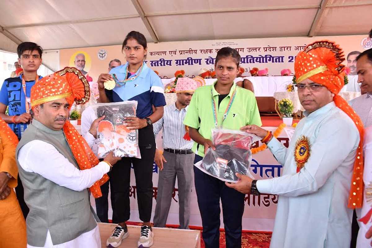 राज्य स्तरीय ग्रामीण खेल प्रतियोगिता में लोक निर्माण राज्यमंत्री बृजेश सिंह ने प्रतिभागियों को किया सम्मानित